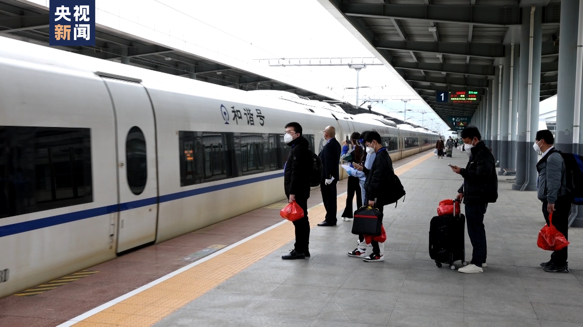 新闻速览丨隔离不隔爱g2190次列车全体旅客解除隔离顺利返程