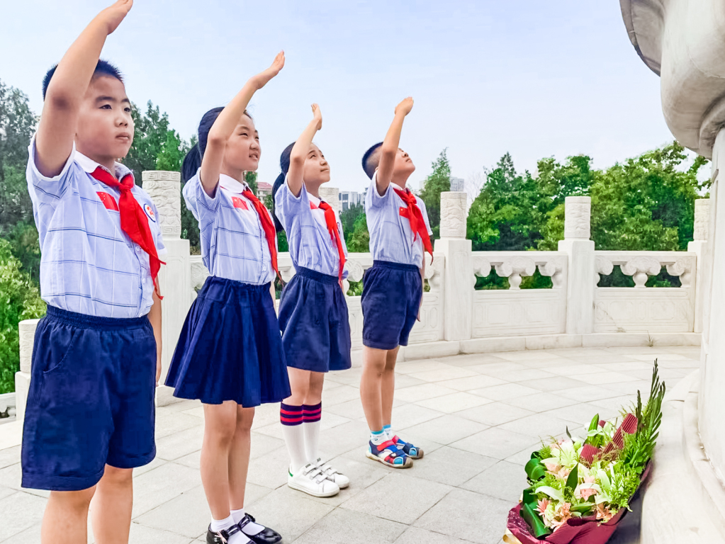 天津少先队员 敬礼新时代 时刻准备着