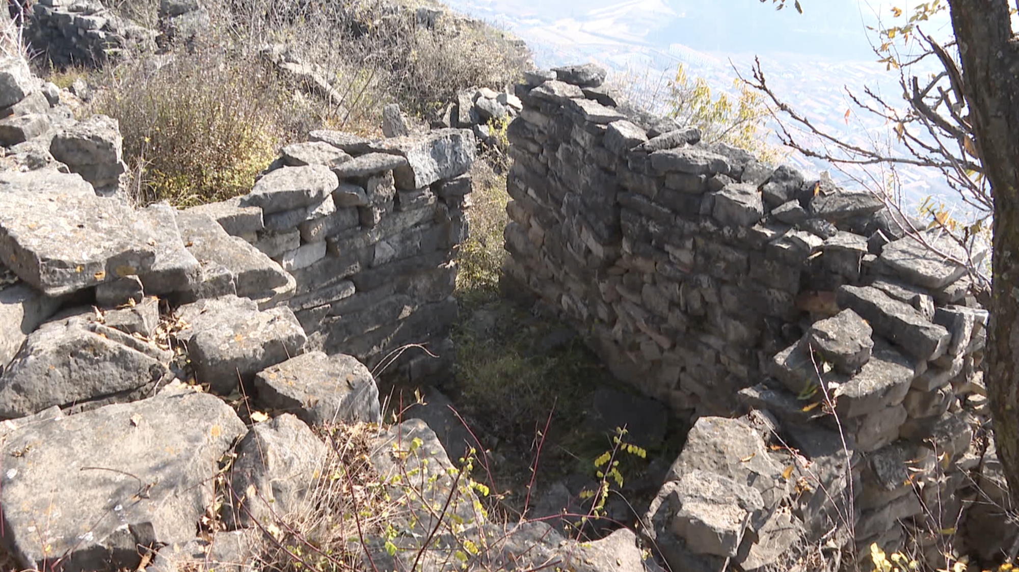 山西考古新发现！探访悬崖峭壁上的明代古寨遗址