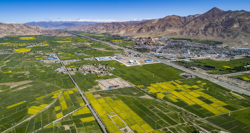 据悉，近年来日喀则把高标准农田建设纳入市级重大项目保障推进体系，努力开创农业高质量发展新局面。2023年，日喀则完成23.36万亩土壤改良，新增及改善灌溉面积41.24万亩，青稞良种覆盖率96.46%，粮食单产每亩增产25至50公斤。2024年，粮食耕种收综合机械化水平提升到了74.5%以上。