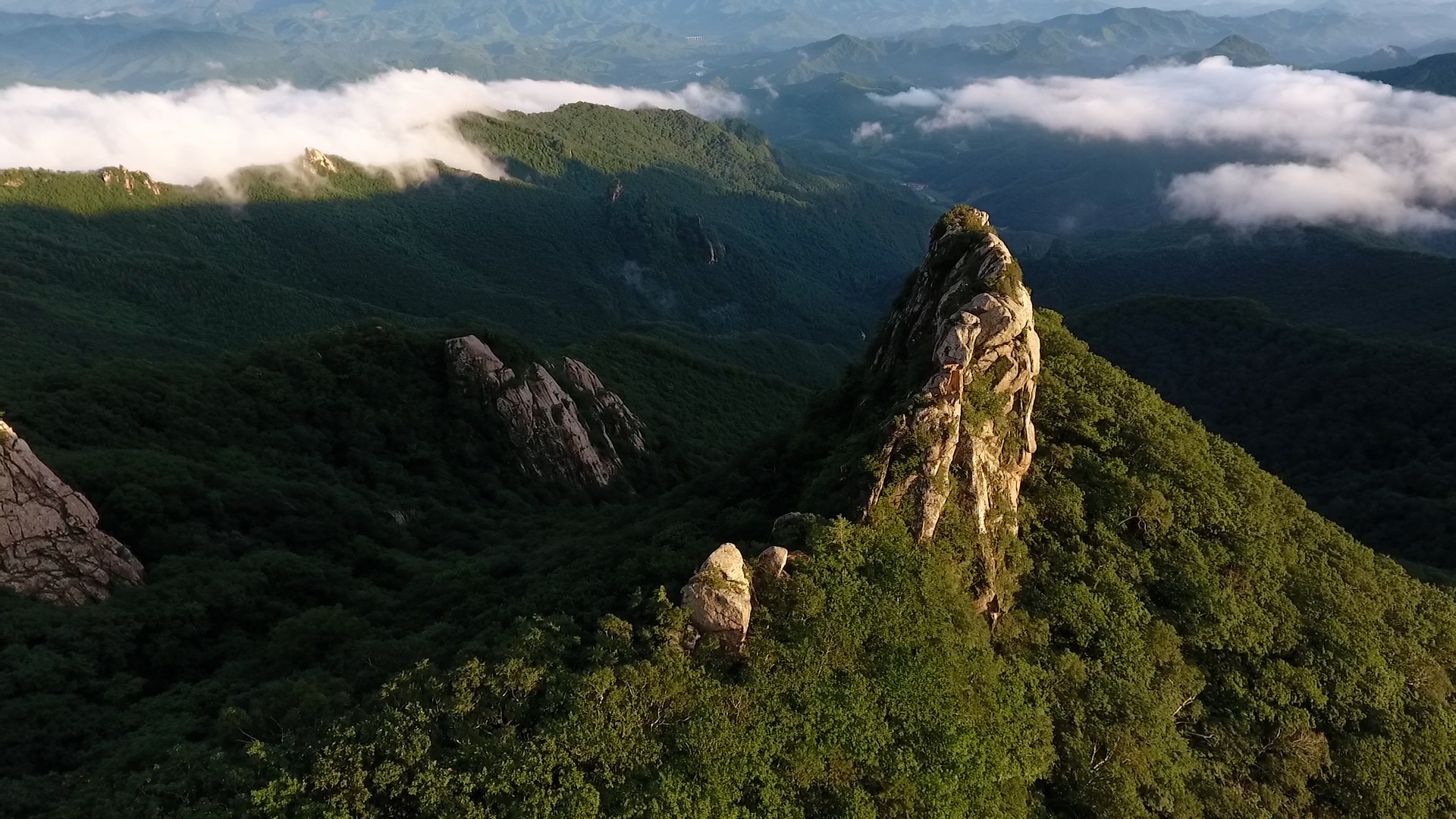 连绵起伏的山岭图片