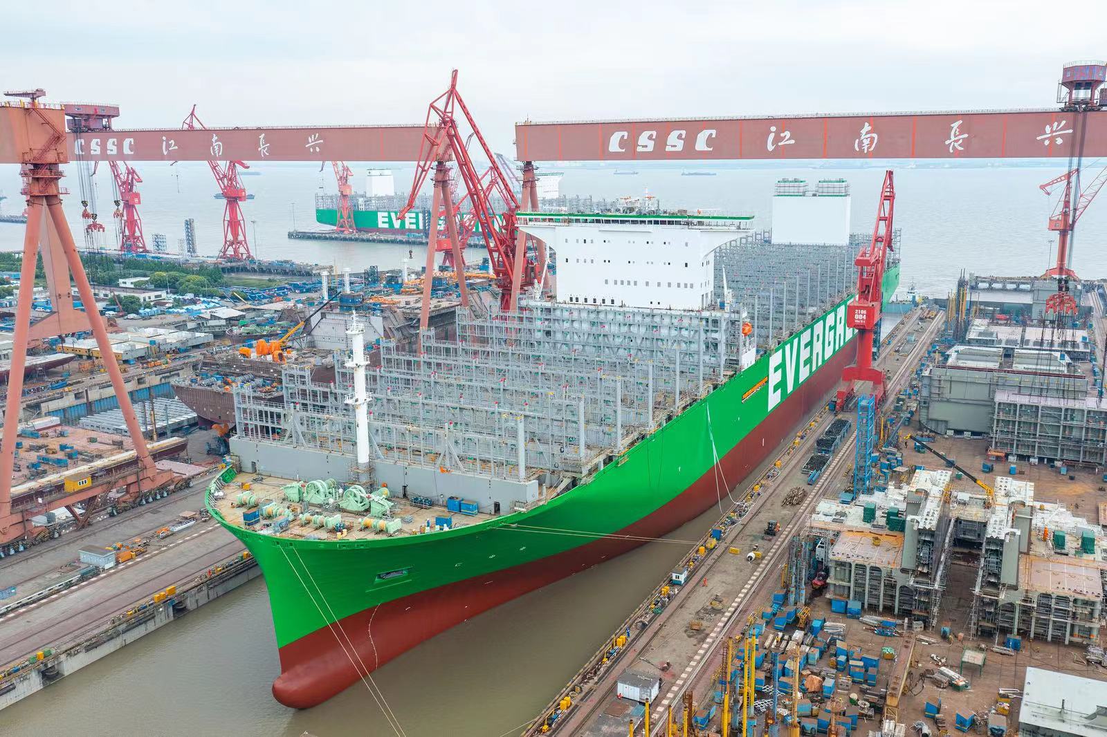 上海船企复工加速：全球最大型集装箱船出坞 多用途重吊船交付