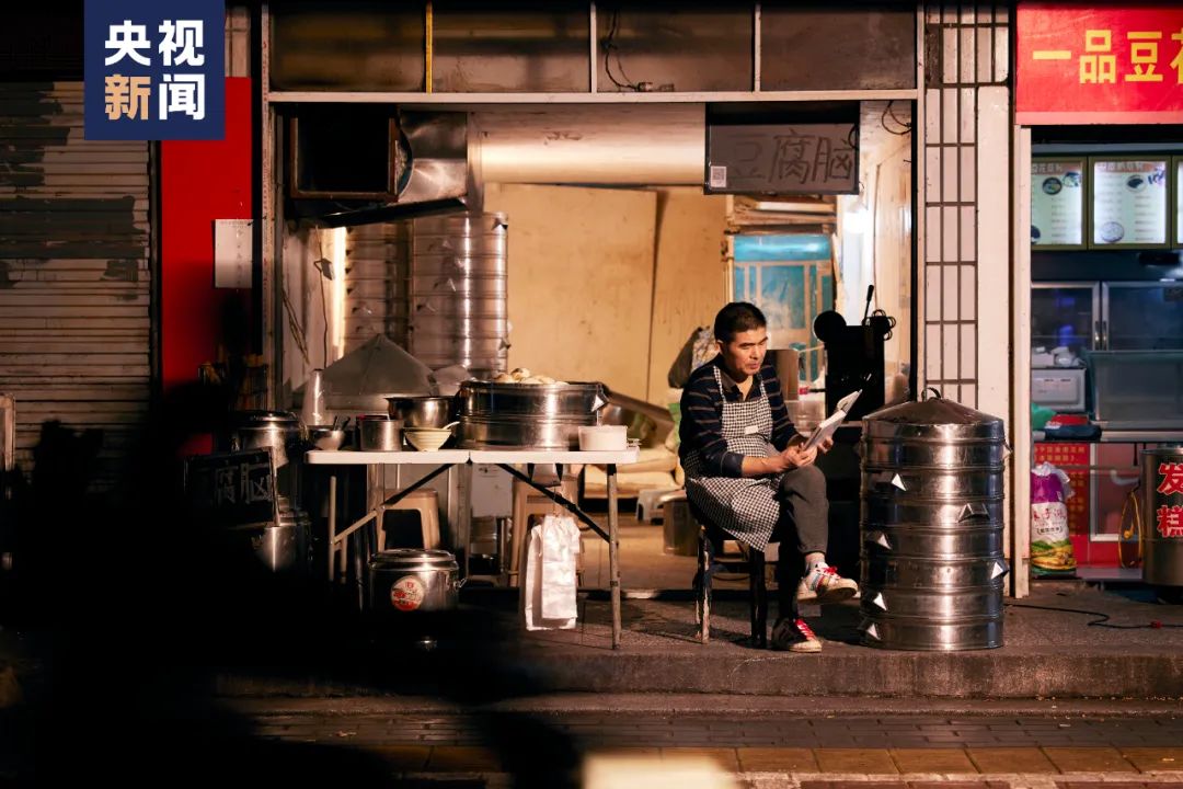 必一运动早餐店的散文家 他用揉面、炸油条的手写出心中的“桃花源”